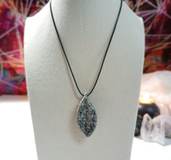 Orgonite Long beak leaf pendant 10 gr.